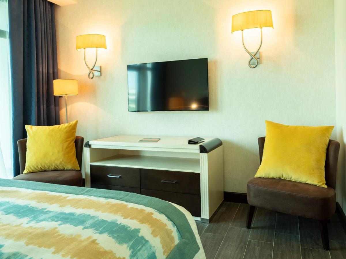 דוחה Retaj Salwa Resort & Spa מראה חיצוני תמונה A television in a hotel room