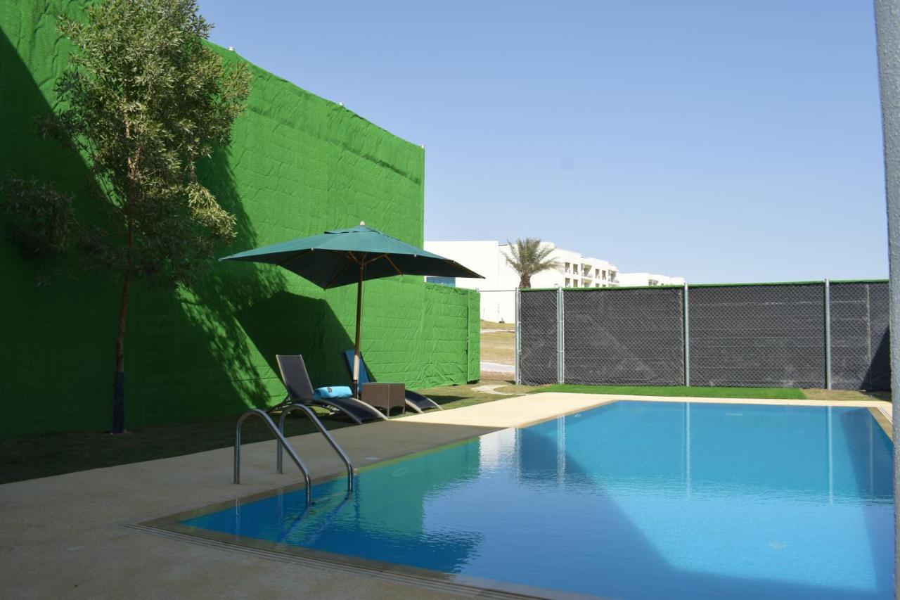 דוחה Retaj Salwa Resort & Spa מראה חיצוני תמונה A swimming pool in a private garden