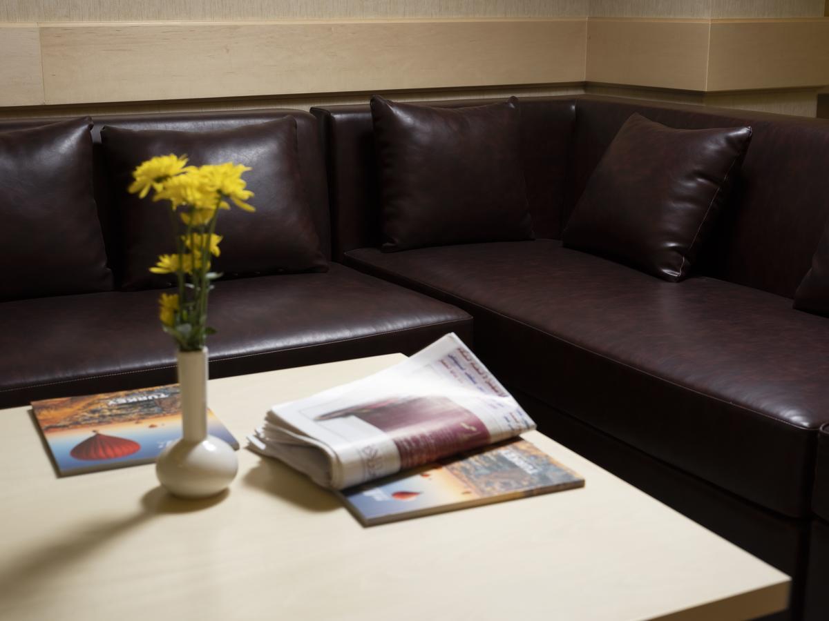 דוחה Retaj Salwa Resort & Spa מראה חיצוני תמונה A leather sofa