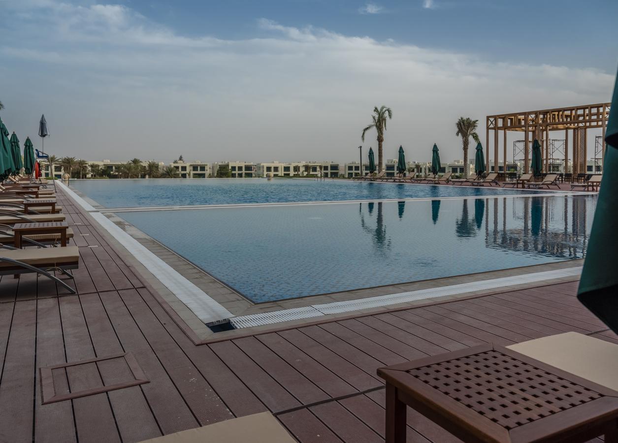 דוחה Retaj Salwa Resort & Spa מראה חיצוני תמונה The swimming pool at the Ritz-Carlton, Dubai